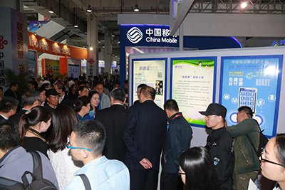 天坦移動醫(yī)、護亮相信博會，展臺前人頭攢動