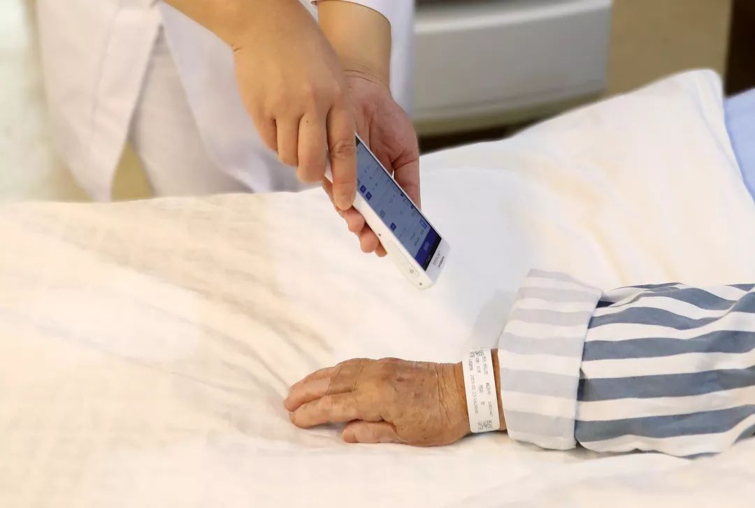 首發(fā)丨走進智慧病房，用科技托起生命的重量